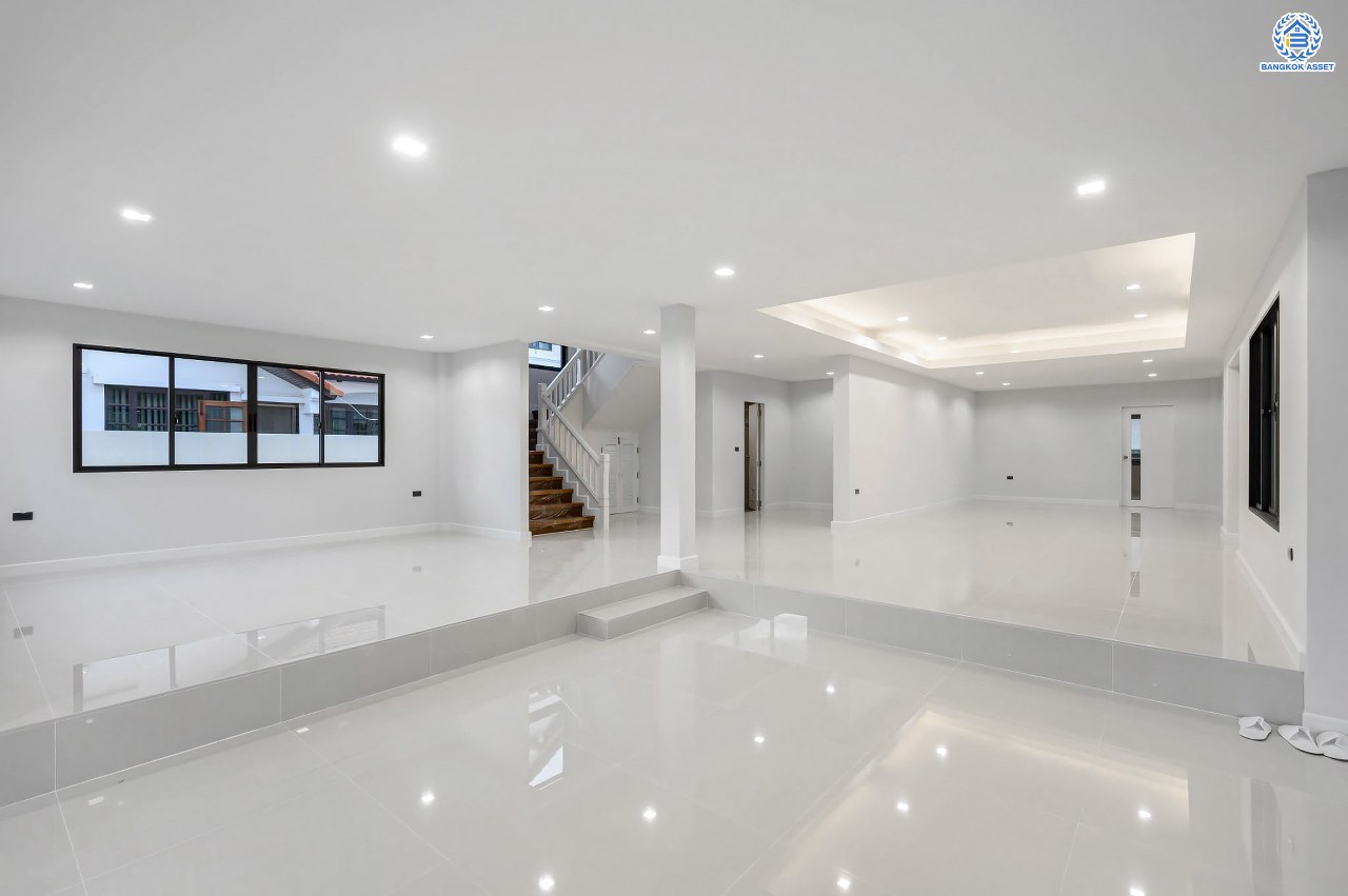 บ้านเดี่ยวฟิลคฤหาสน์มือสองตกแต่งใหม่ แบรนด์ LH ดีไซน์สุดหรูหรา โครงการ ลดาวัลย์ ปิ่นเกล้า เนื้อที่ 214 ตร.ว. บนพื้นที่ใช้สอยถึง 553.48 ตร.ม. ฟังก์ชันจัดเต็ม 4 ห้องนอน 5 ห้องน้ำ 1 ห้องอเนกประสงค์ 1 ห้องแม่บ้าน จอดรถได้ถึง 2 คัน ทำเลติดถนนบรมราชชนนี เชื่อมต่อหลายเส้นทาง ใกล้มหาวิทยาลัยมหิดล และเซ็นทรัลศาลายา